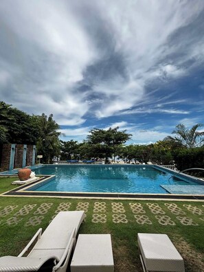 Piscine extérieure, chaises longues