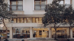A hotel with a ground-floor restaurant, large windows, and a balcony. - MB City Hotel (Izmir)