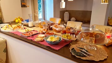 Free daily continental breakfast