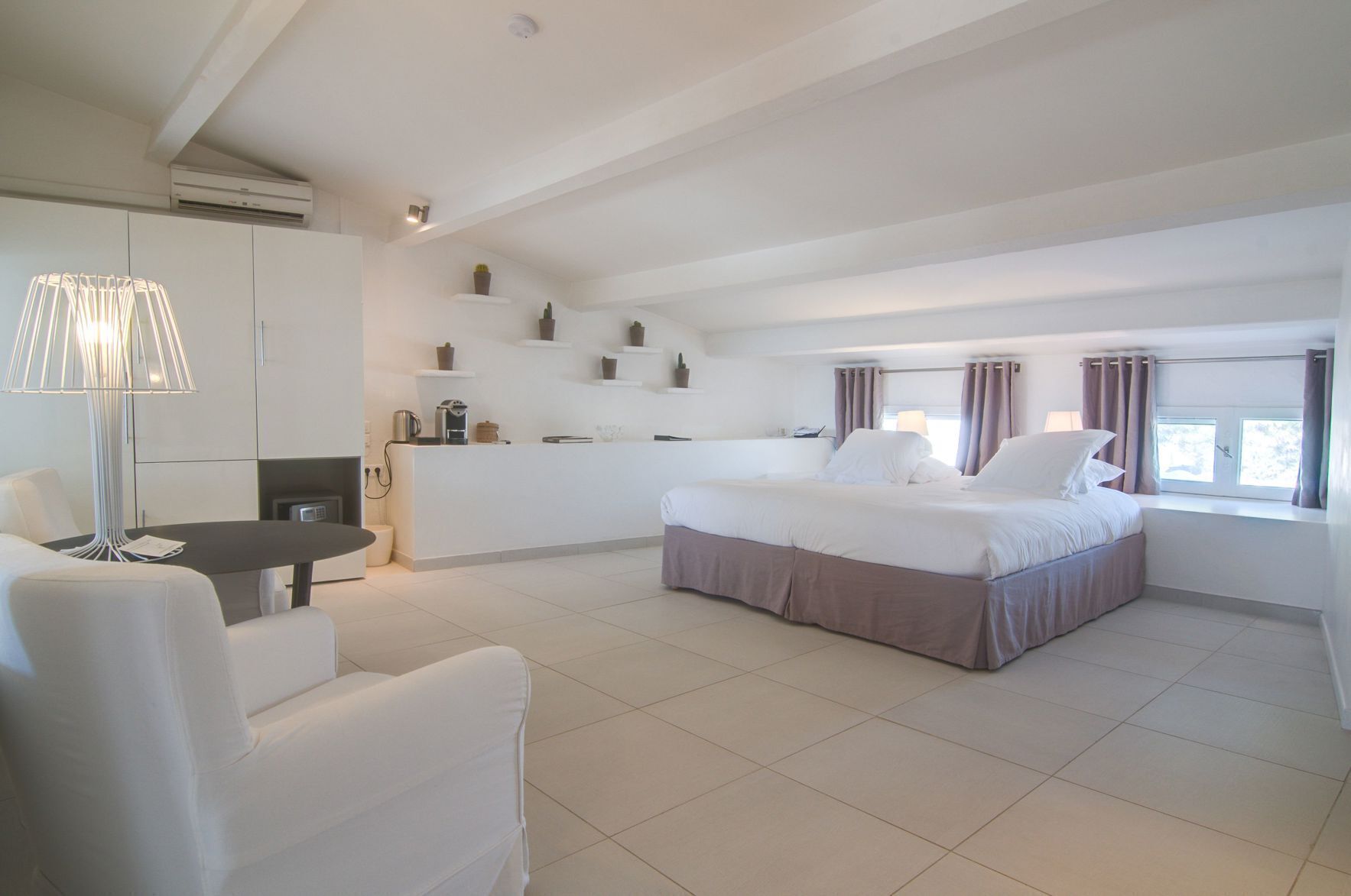 セーフティボックス (室内)、客室ごとに異なる装飾、遮光カーテン、防音設備