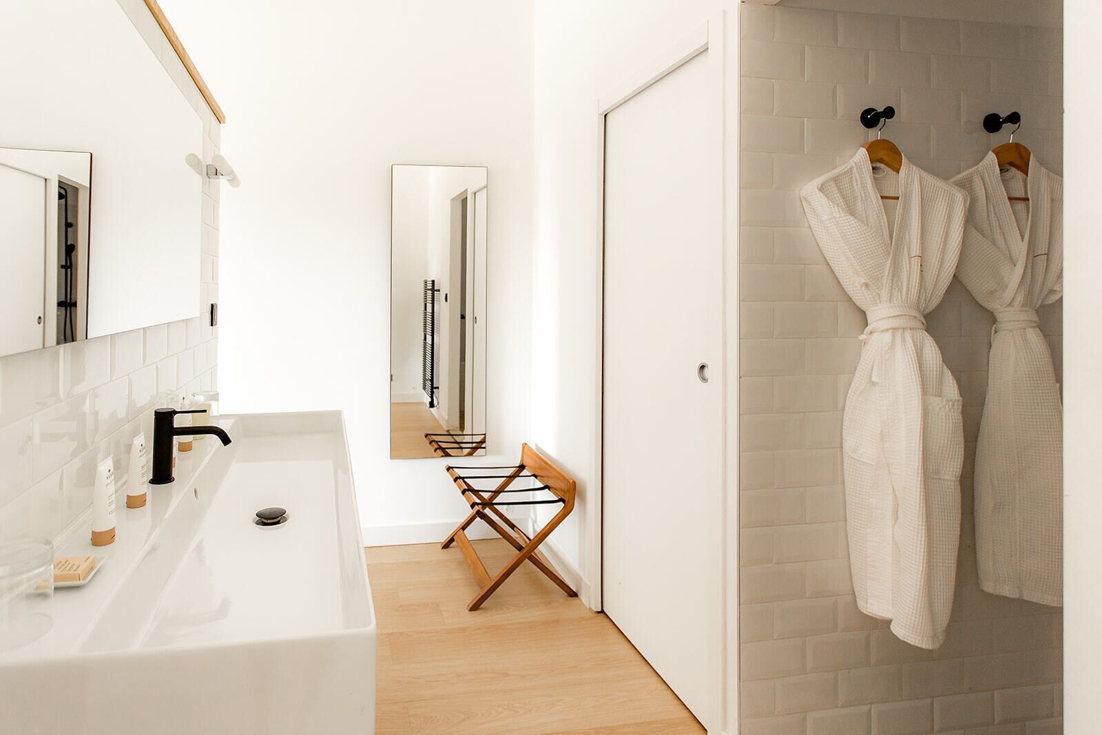 superior room (marsh view) | bathroom | shower, towels