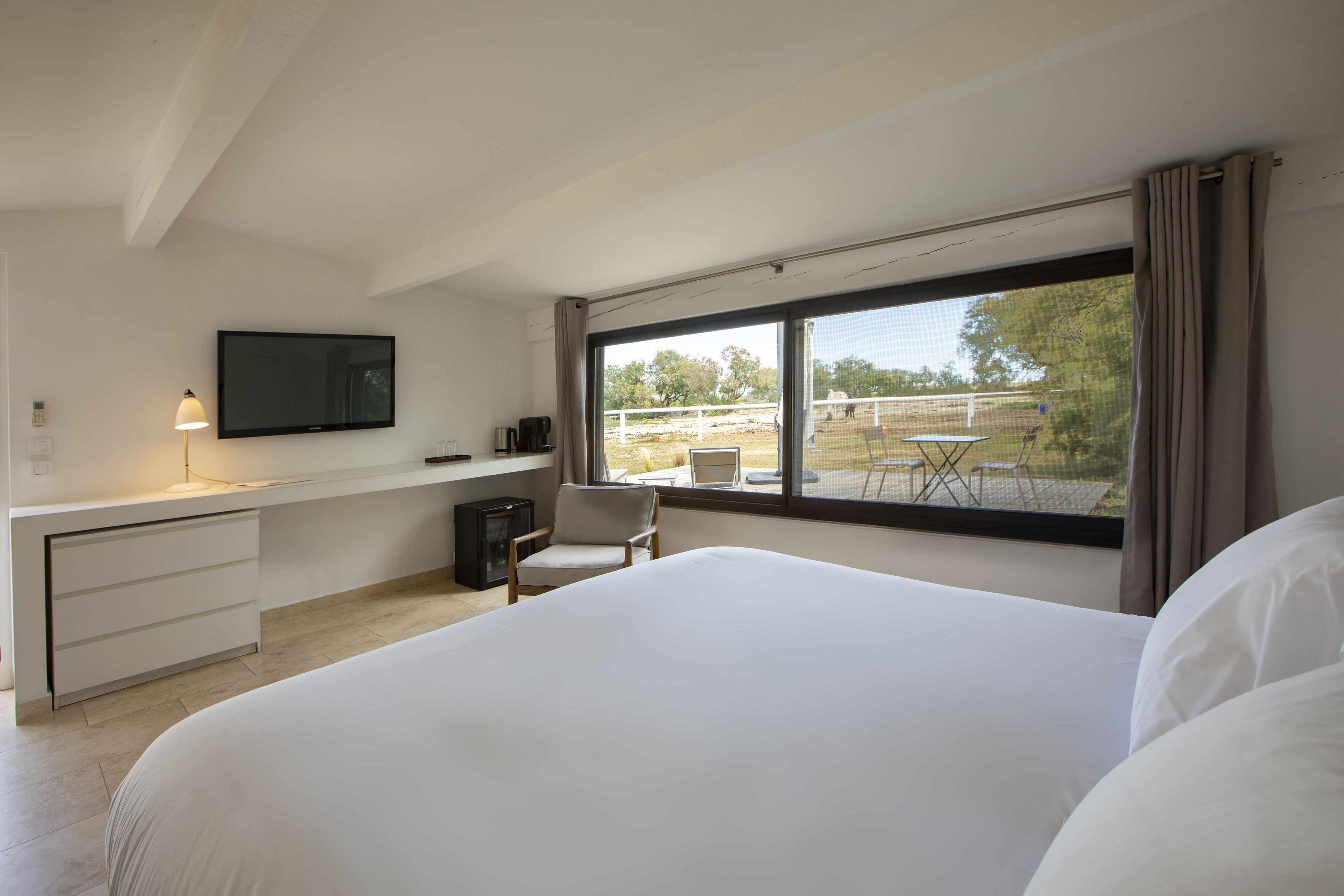 セーフティボックス (室内)、客室ごとに異なる装飾、遮光カーテン、防音設備