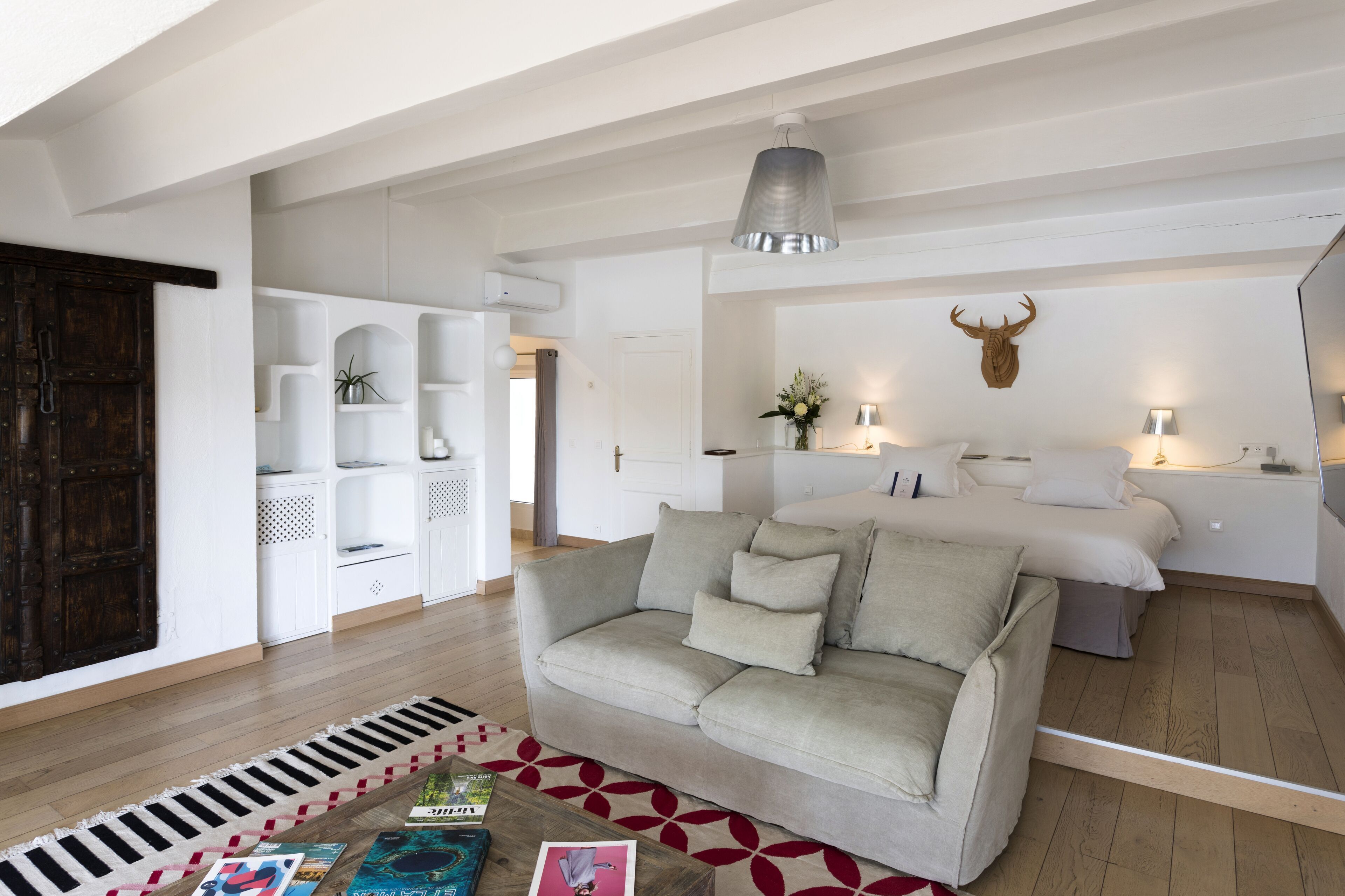 セーフティボックス (室内)、客室ごとに異なる装飾、遮光カーテン、防音設備