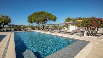 Piscine extérieure, chaises longues