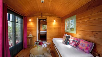 Habitación (Gipsy Caravan) | Caja de seguridad en la habitación y decoración personalizada