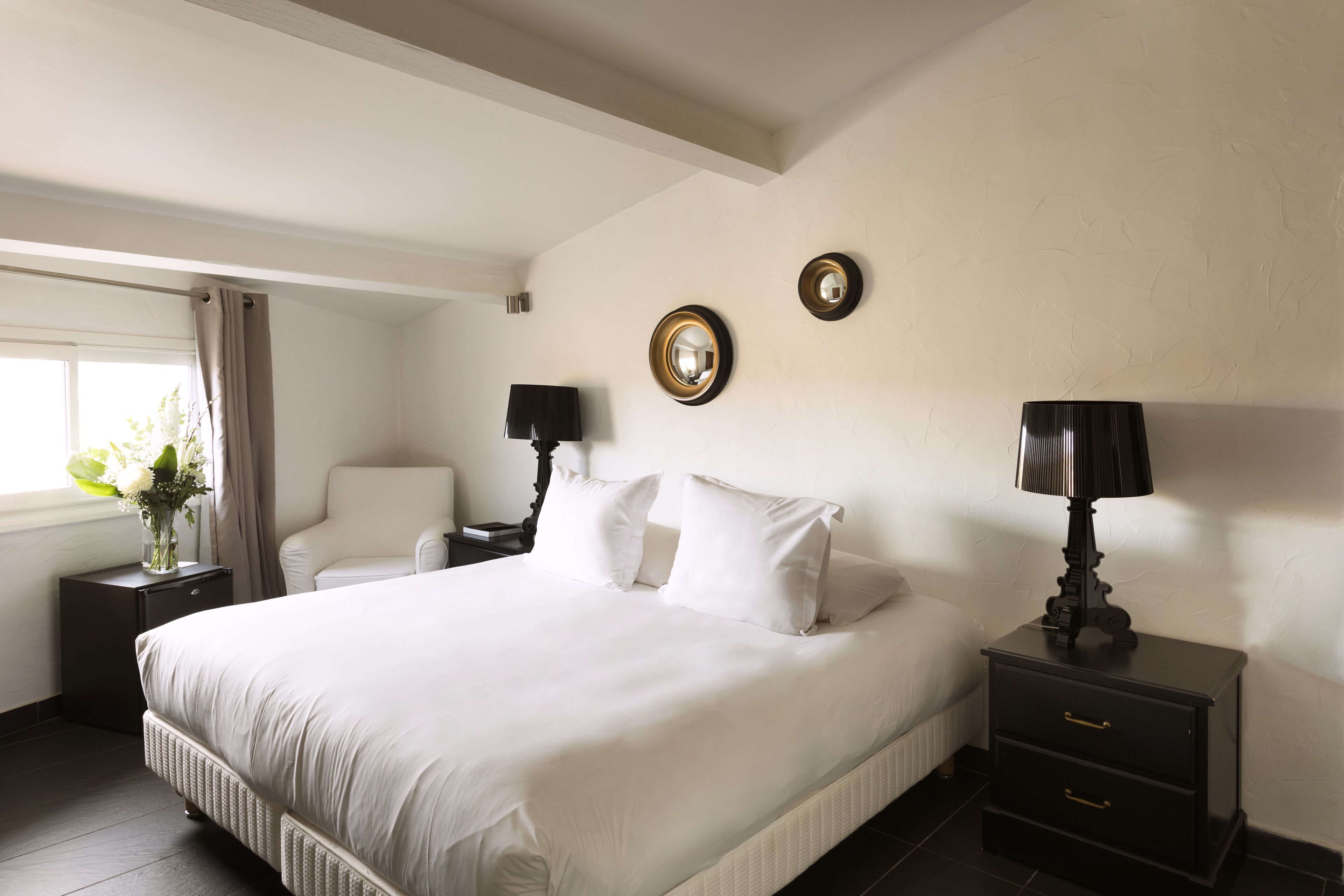 セーフティボックス (室内)、客室ごとに異なる装飾、遮光カーテン、防音設備