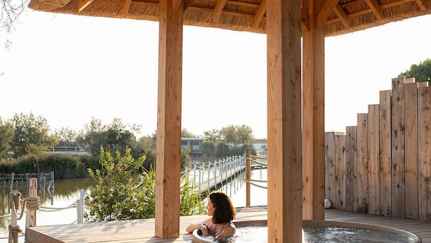 A wooden gazebo with a thatched roof overlooking a body of water. - Mas de la Fouque Hôtel & Spa (Saintes-Maries-de-la-Mer)