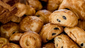 Petit déjeuner buffet (23 EUR par personne)