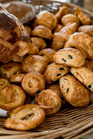 Desayuno buffet diario (EUR 23 por persona)