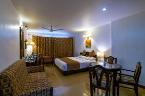 Quarto com design assinado | Frigobar, cofres nos quartos, escrivaninha, quartos à prova de som