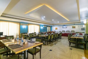 2 restaurants, Indian cuisine - Golf View Hotel & Suites (Aluva)