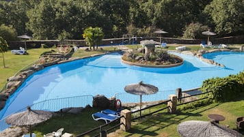 Piscine couverte, piscine extérieure (ouverte en saison)