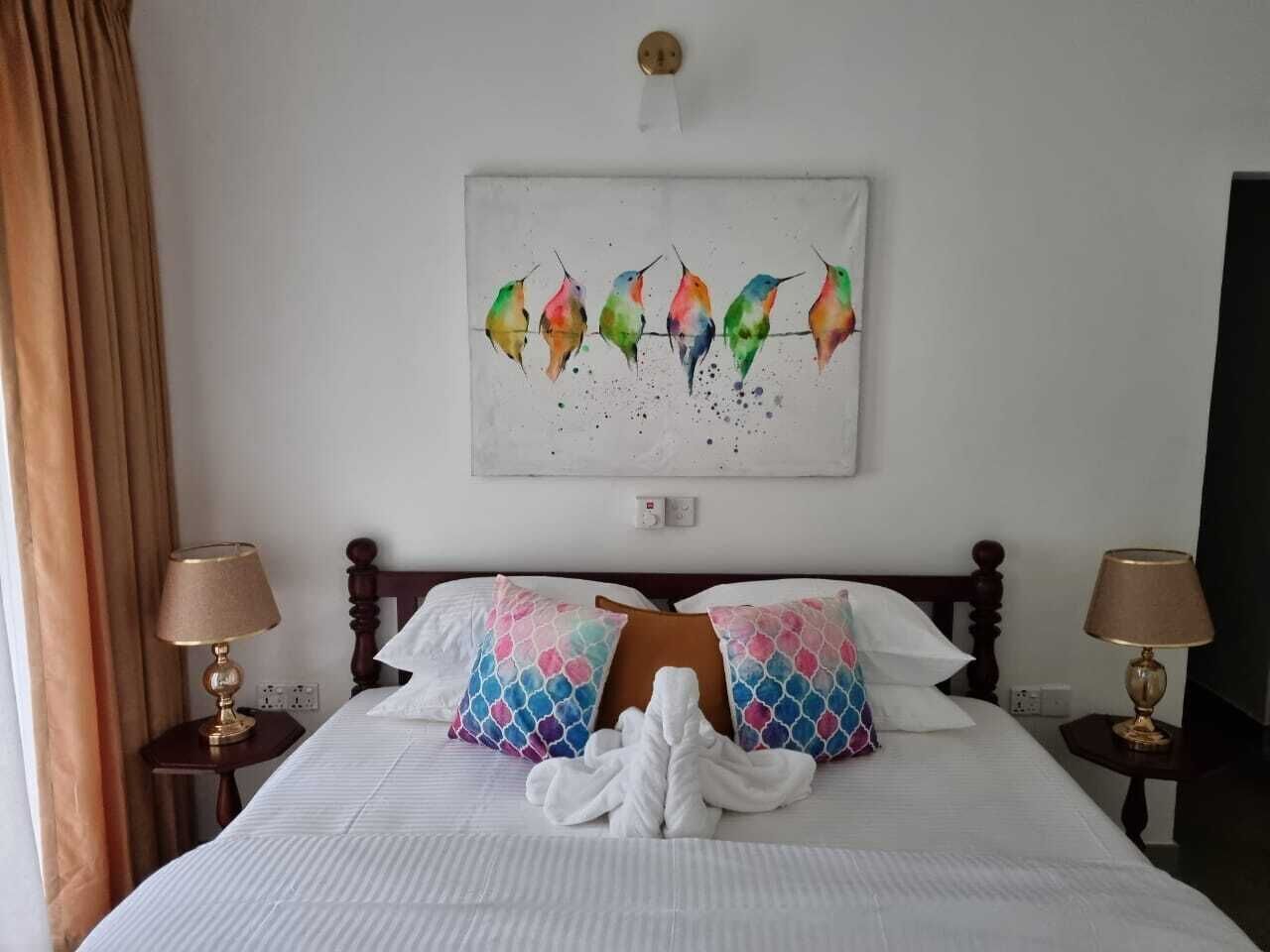 Ropa de cama de alta calidad, minibar y decoración personalizada 