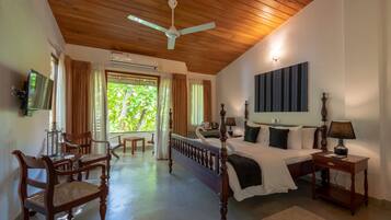 Kamar Double atau Twin Deluks, 4 kamar tidur, pemandangan danau | Seprai premium, minibar, dan didekorasi berbeda-beda