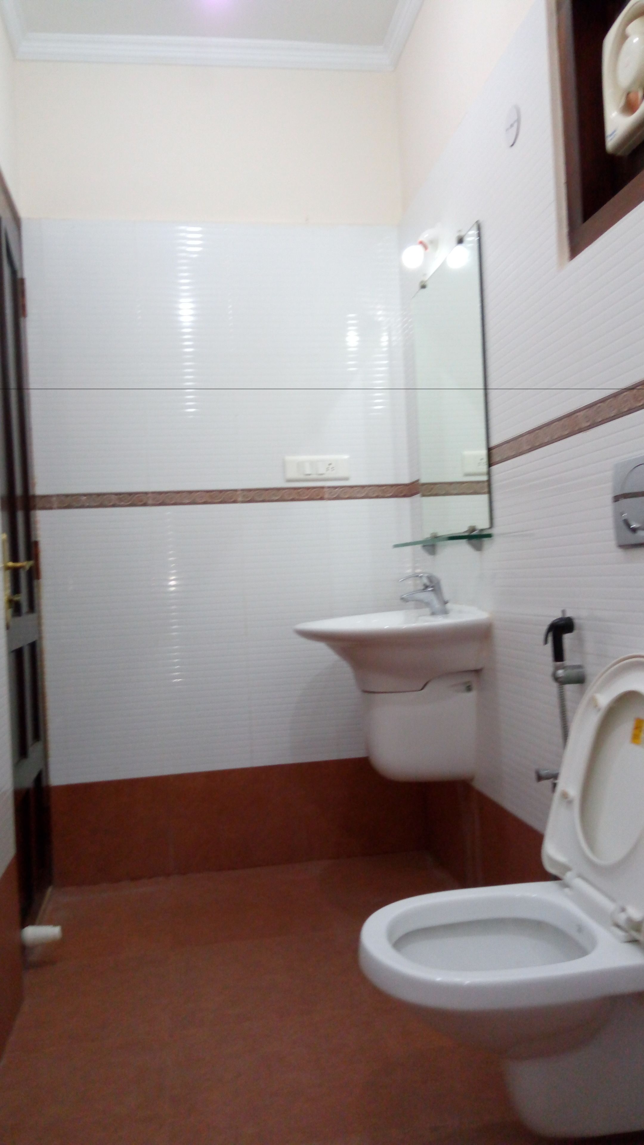 shower, rainfall showerhead, free toiletries, towels