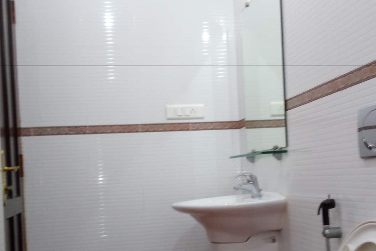 shower, rainfall showerhead, free toiletries, towels