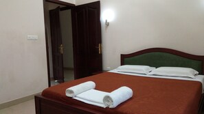 Roupas de cama premium, escrivaninha, espaço de trabalho para notebook