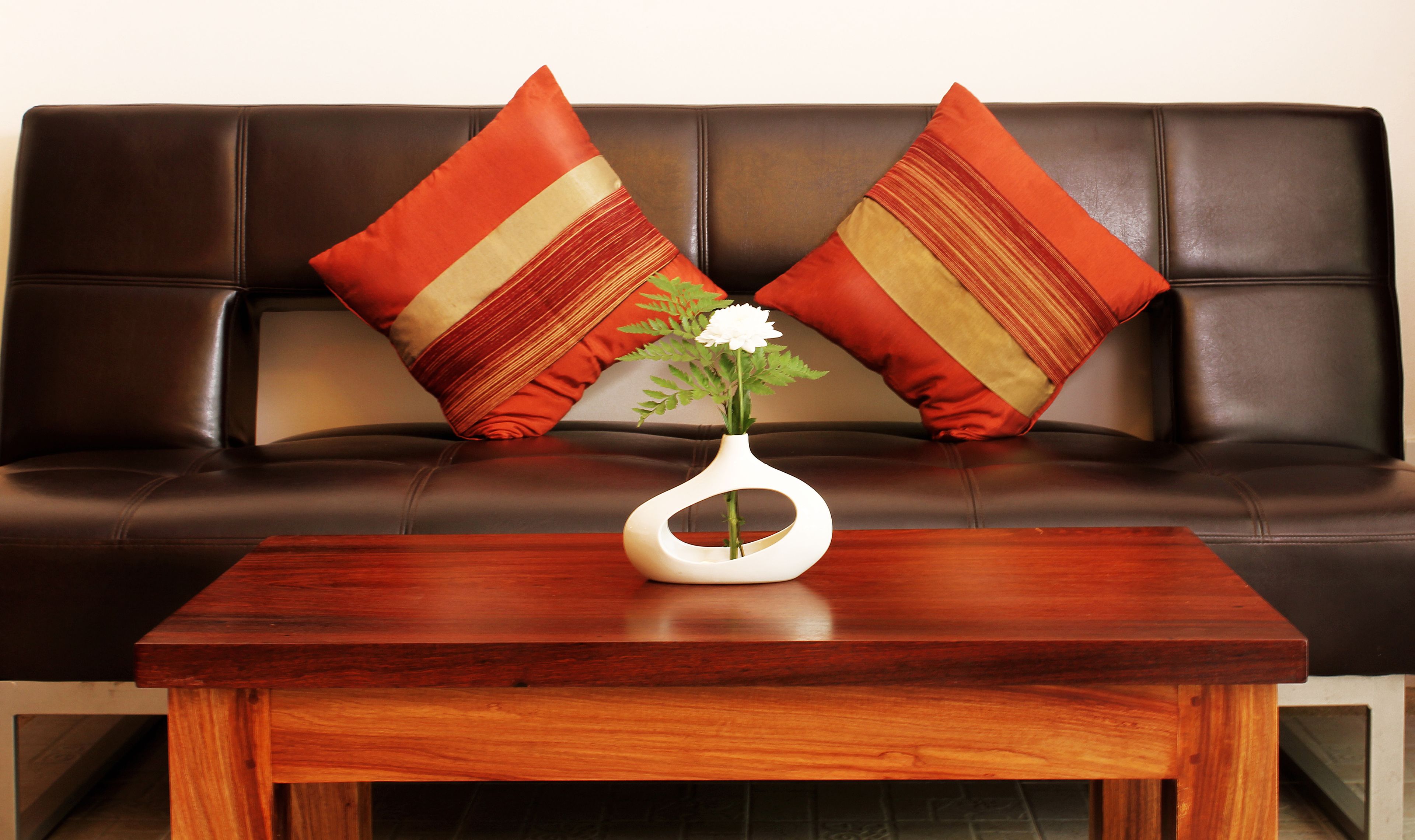 Deluxe Room | Living area | 29-inch TV with cable channels