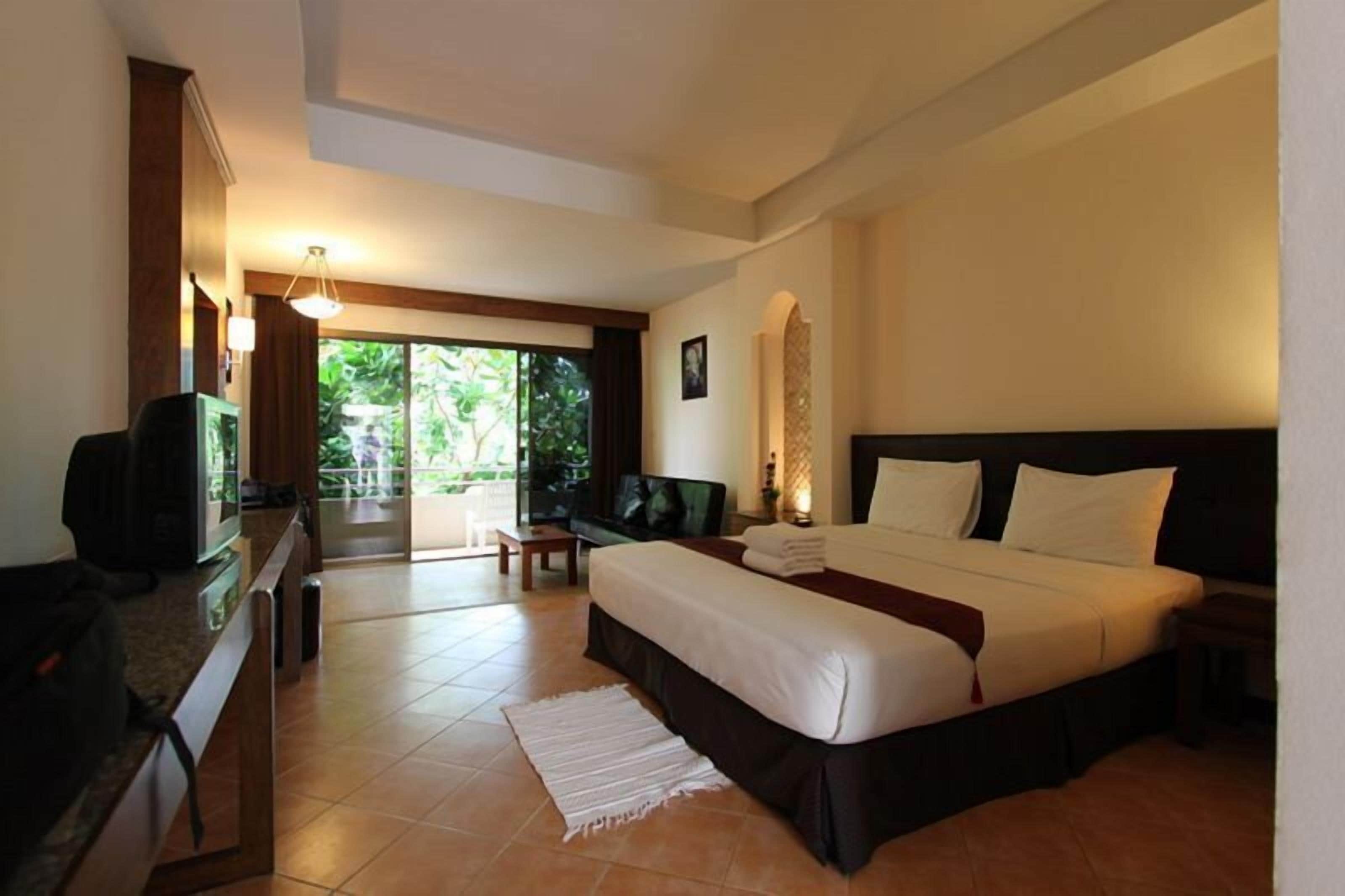 Deluxe kamer | Een kluis op de kamer, een bureau, gratis wifi