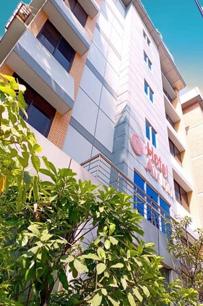 A hotel building with multiple floors, balconies, and a clear sky. - Air Inn (Dhaka)