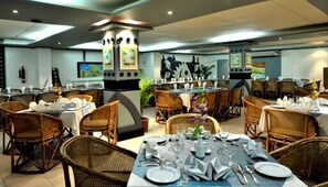 S'hi serveixen esmorzars, dinars i sopars 