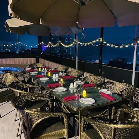 Una piscina al aire libre. Hotel Tower Inn