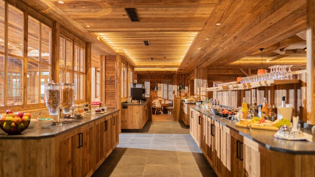 Une cuisine spacieuse avec des meubles en bois, un îlot central et un long plan de travail.