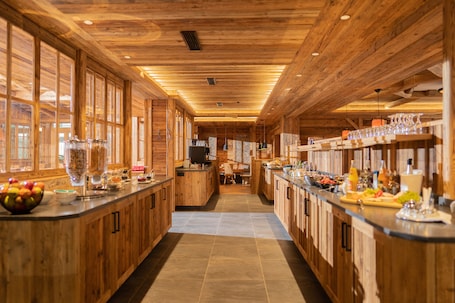 Desayuno buffet diario (EUR 15 por persona)