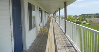 Coho Motel and Suites