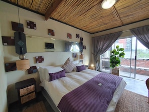 1 bedroom, individually decorated, blackout drapes, iron/ironing board - Melite Rooms (Cape Town)