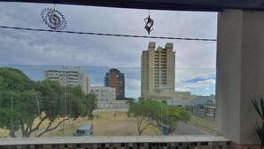 A balcony with a view of a cityscape, including buildings and trees. - Melite Rooms (Cape Town)
