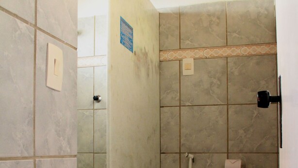 A bathroom with a toilet, bidet, and shower area. - Pousada do Galo (Ipojuca)