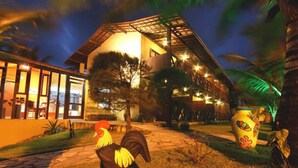 A building with a wooden structure and a glass facade. - Pousada do Galo (Ipojuca)