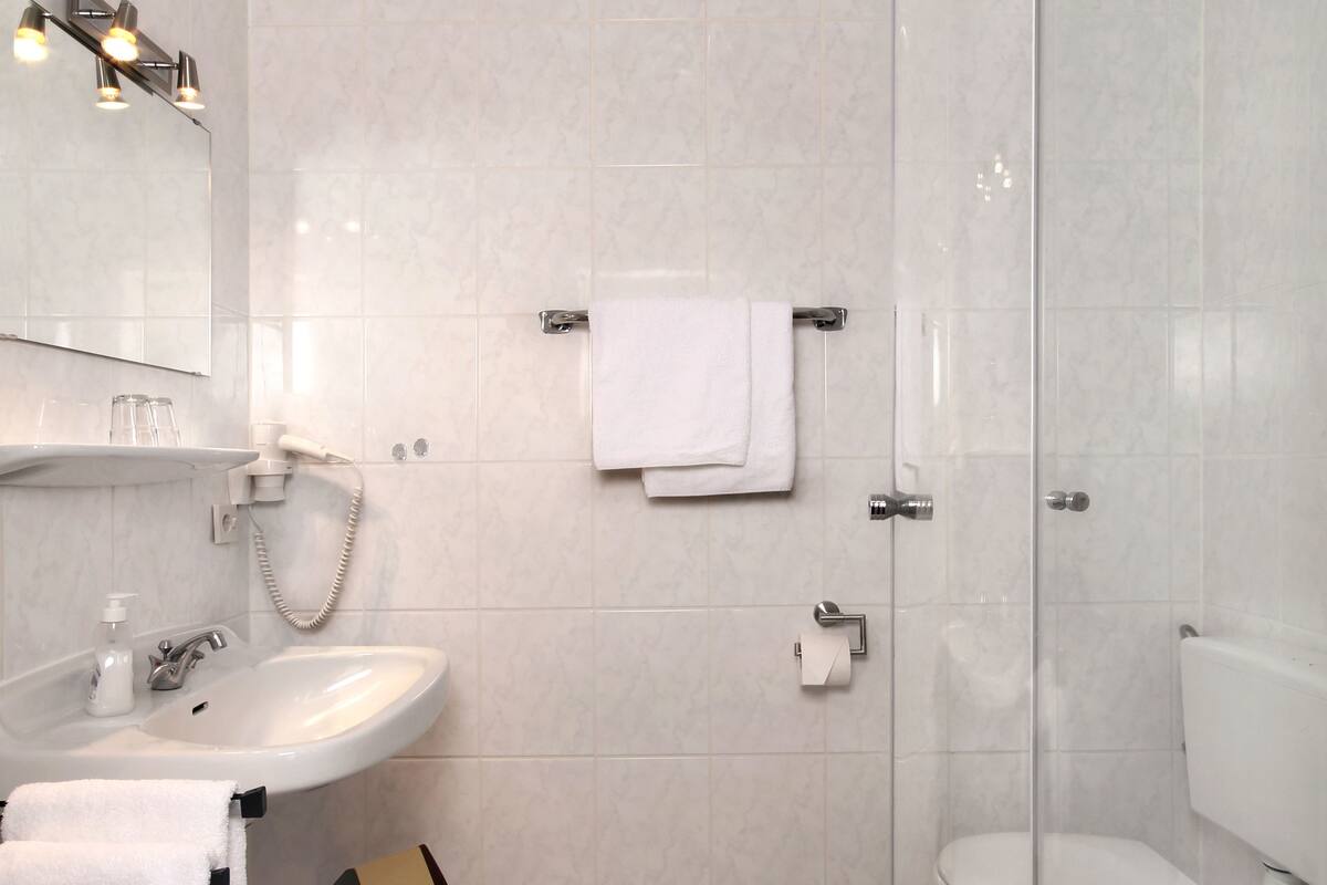 Dusche, kostenlose Toilettenartikel, Handtücher