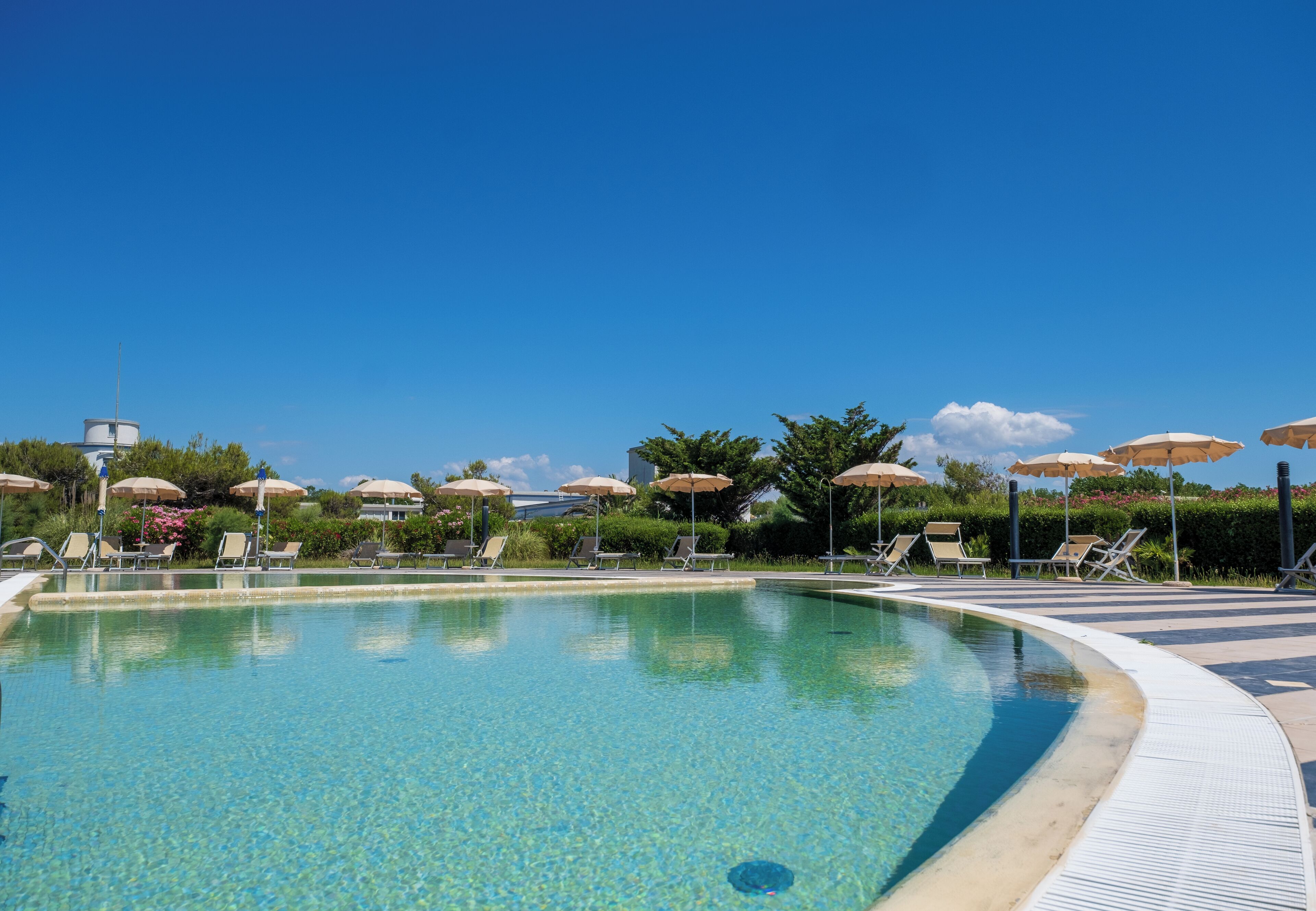 Kolam renang outdoor musiman, dengan payung kolam renang