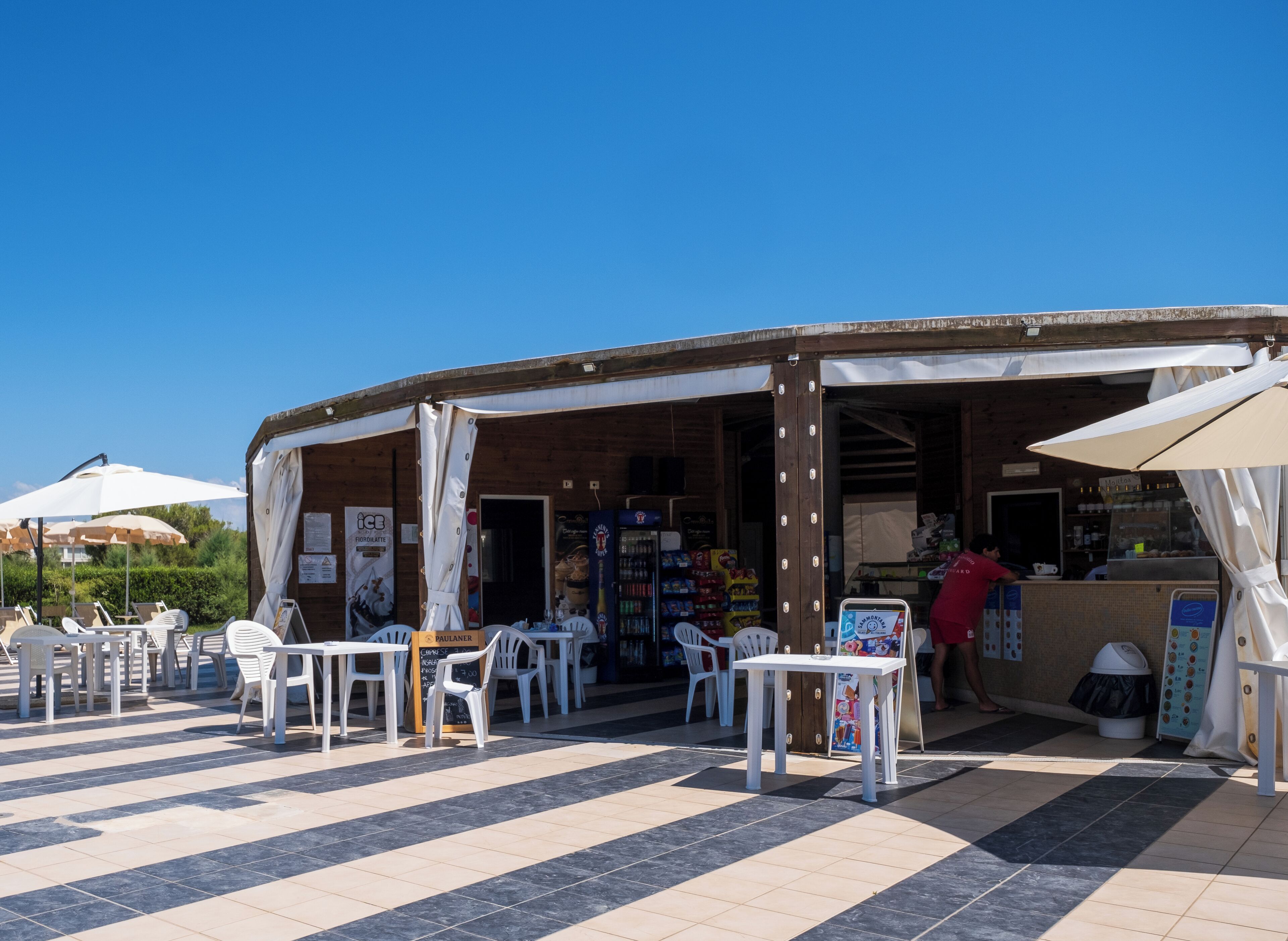 Bar tepi kolam renang