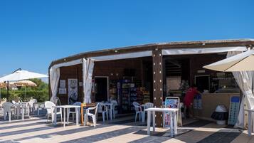 Bar en bord de piscine