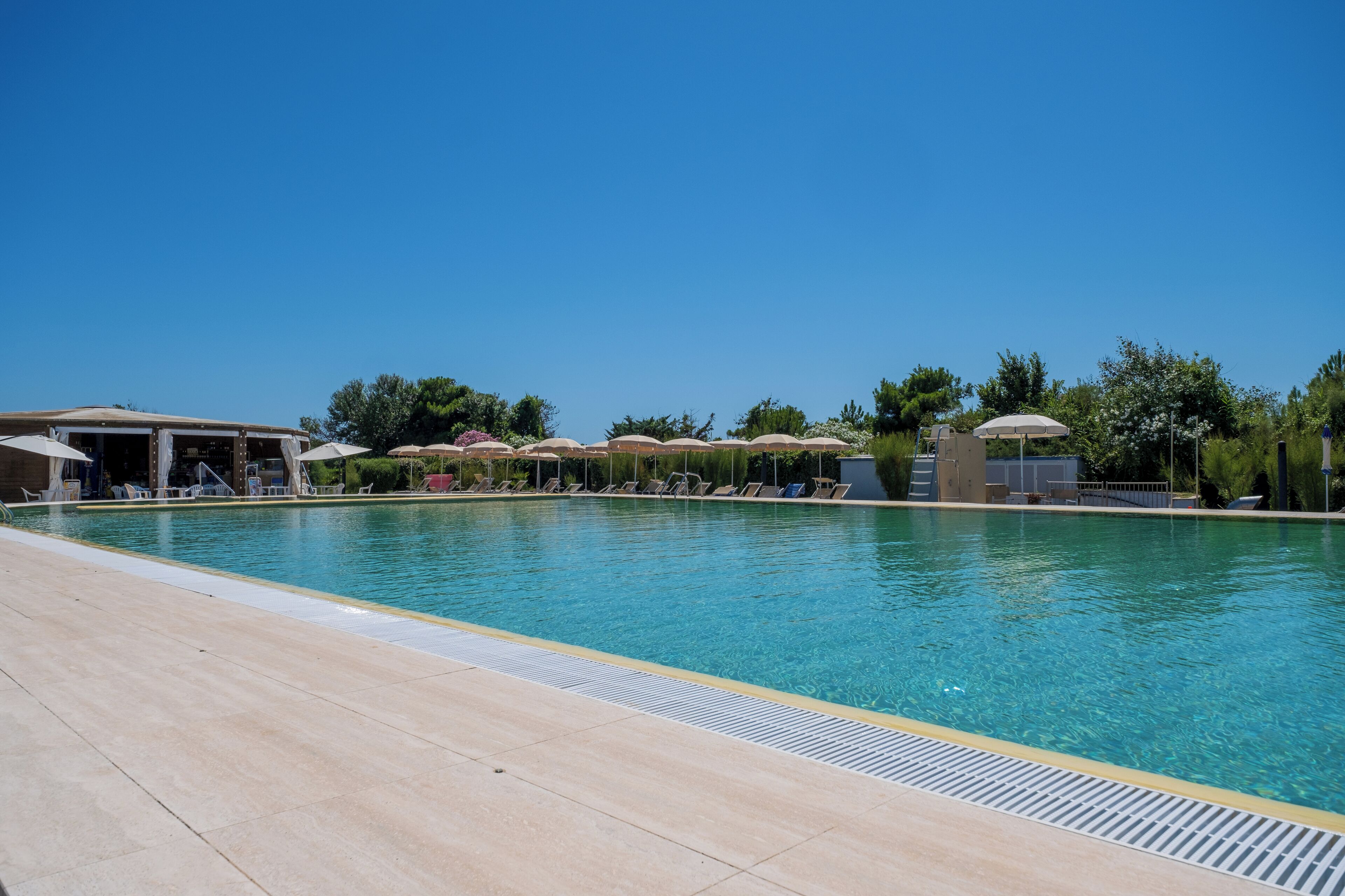Piscina externa sazonal, funciona das 10h às 19h, guarda-sóis
