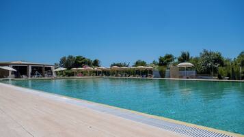 Piscina externa sazonal, funciona das 10h às 19h, guarda-sóis