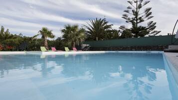 Außenpool, Sonnenschirme, Liegestühle