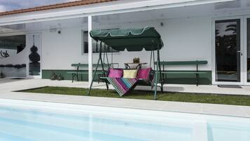 Outdoor pool, pool umbrellas, sun loungers