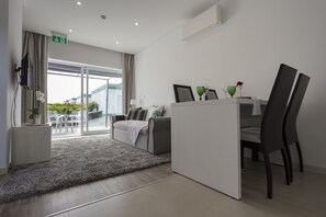 Standard Apartment, 1 Bedroom, Garden View | Living area | LCD TV - Quinta de Santa Bárbara Casas Turisticas (Lagoa)