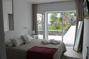 Standard Apartment, 1 Bedroom, Garden View | In-room safe, desk, blackout curtains, soundproofing - Quinta de Santa Bárbara Casas Turisticas (Lagoa)