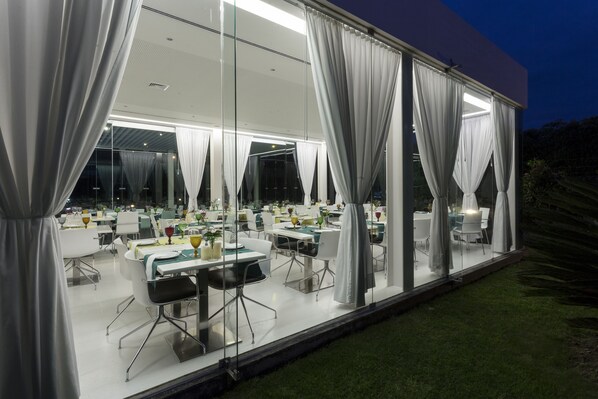 Lunch and dinner served, international cuisine