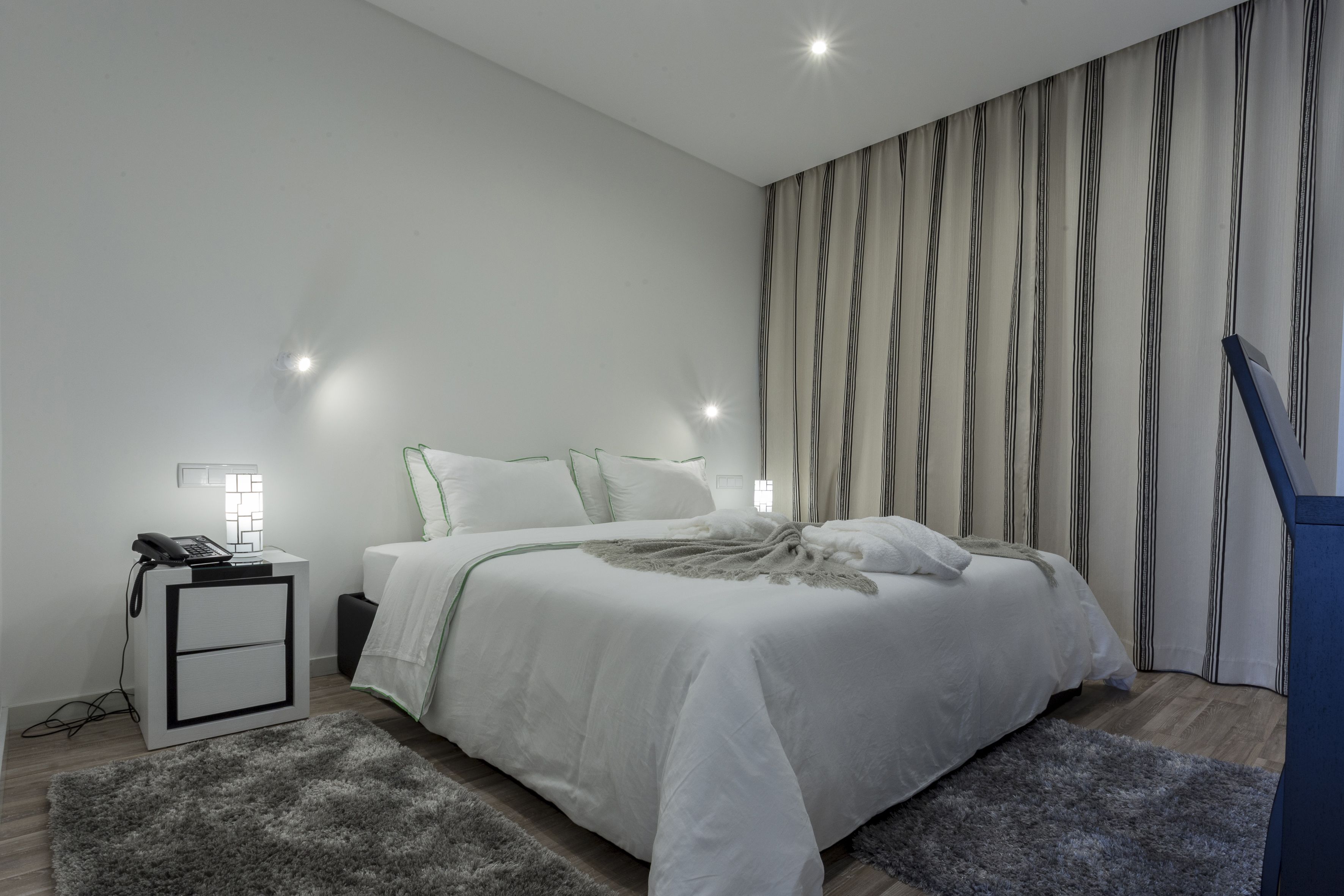 Zimmersafe, Schreibtisch, Verdunkelungsvorhänge, schallisolierte Zimmer