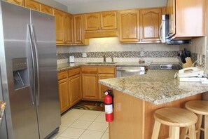 Standard-huoneisto, 1 makuuhuone, keittiö, rantanäköala (1407) | Yksityinen keittiö | Jääkaappi, mikroaaltouuni, liesi, astianpesukone