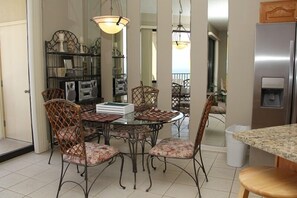 Standard-huoneisto, 1 makuuhuone, keittiö, rantanäköala (1407) | Ruokailu omassa huoneessa