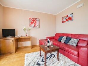 Junior-Apartment, 1 Schlafzimmer, Balkon, Meerblick | Wohnbereich | Flachbildfernseher