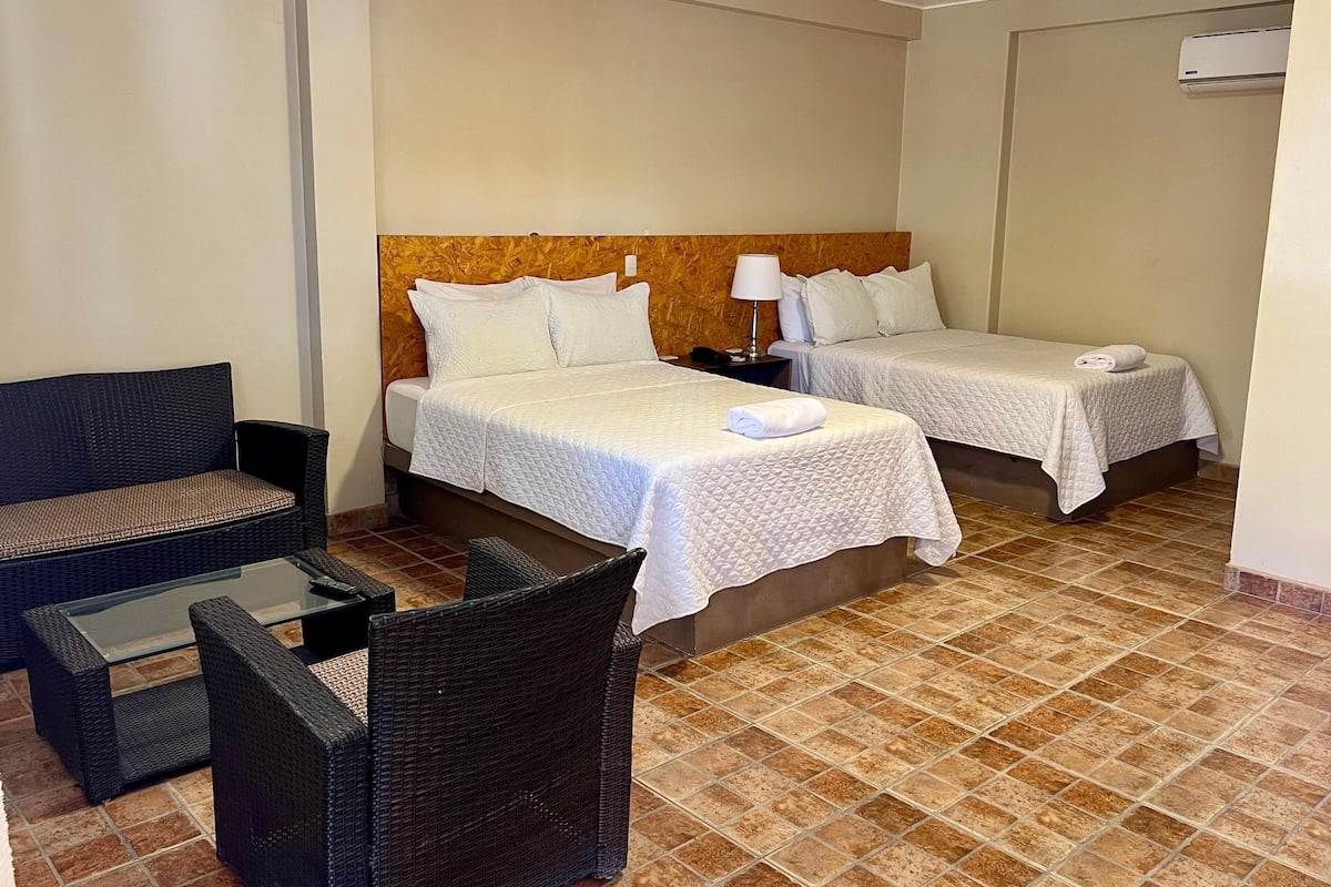Habitación junior con 2 camas individuales | Caja de seguridad en la habitación, wifi gratis y ropa de cama