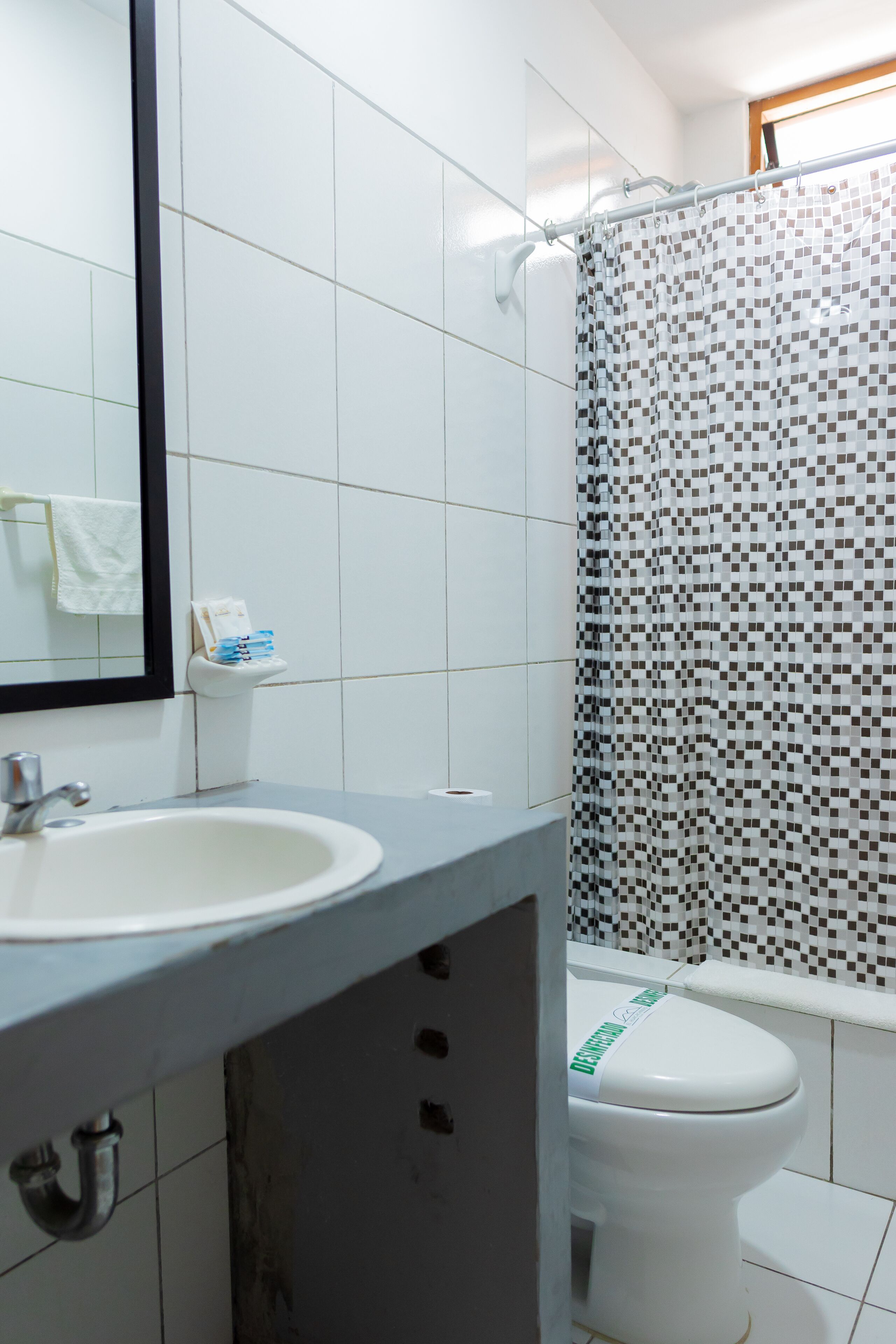 standard quadruple room | bathroom | shower, free toiletries, towels